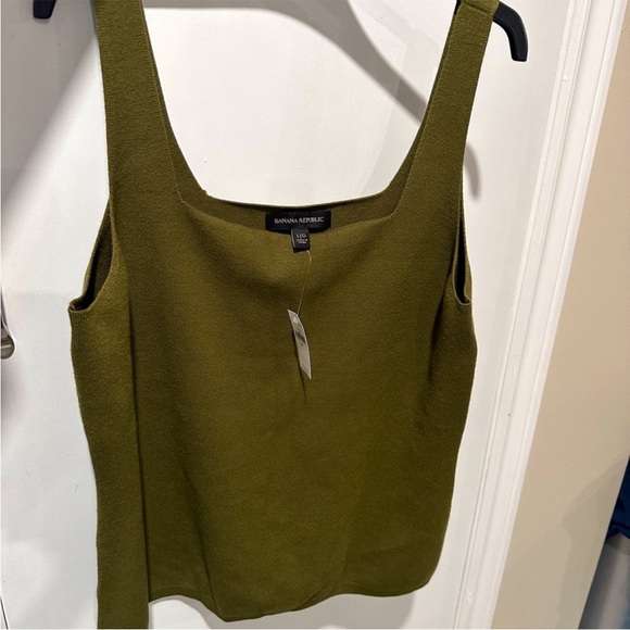 Banana Republic Hunter Green Chase Square Neck
Tank Top Size Large (NWOT) - Picture 6 of 7